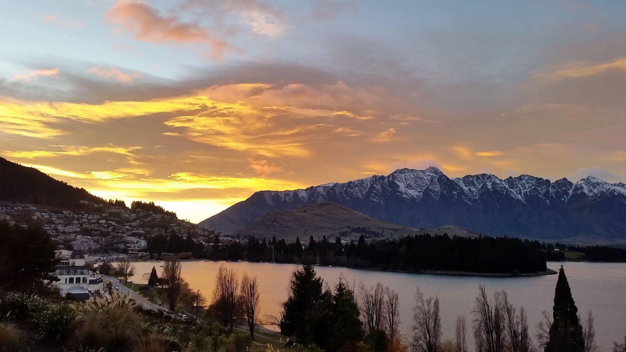 Highview Apartments Queenstown Buitenkant foto
